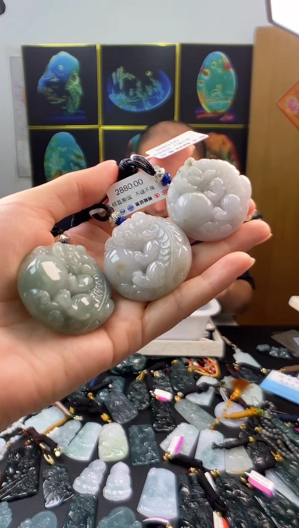 翡翠未镶嵌颈饰多样性发其一