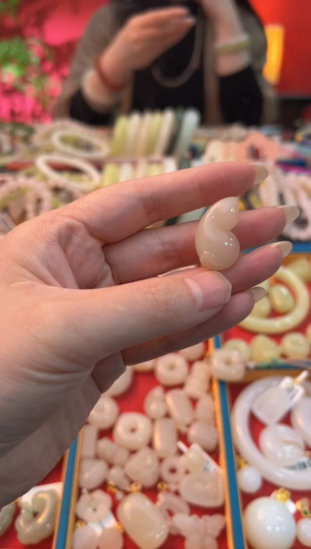 【闪购商品】和田玉吊坠未镶嵌红藕粉简约猫咪吊坠