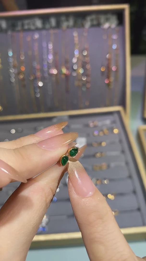 【闪购商品】祖母绿耳饰18K金镶嵌耳钉