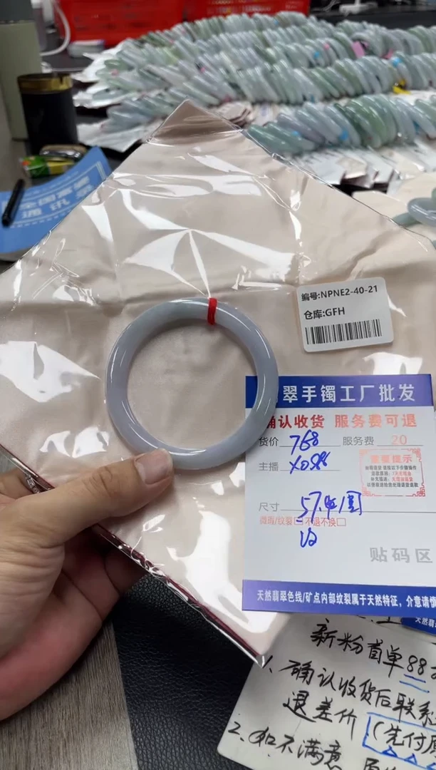 未镶嵌手镯翡翠吃****卜翡翠手镯