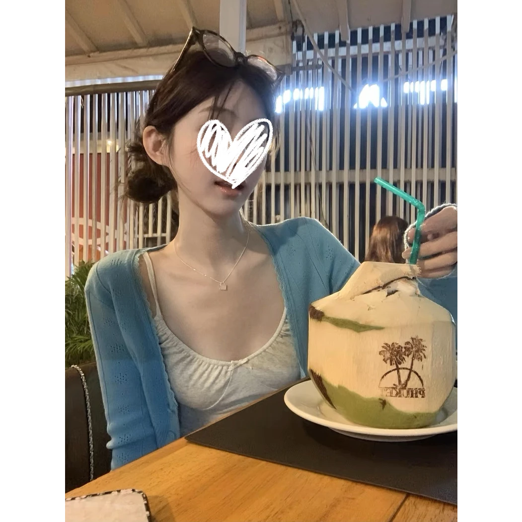 慵懒周末 花边蓝色针织开衫搭配灰色吊带背心 长袖V领上衣