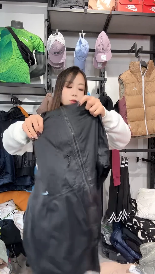 1651编码 瑕疵款直播间过款为准 尺码L    身高175