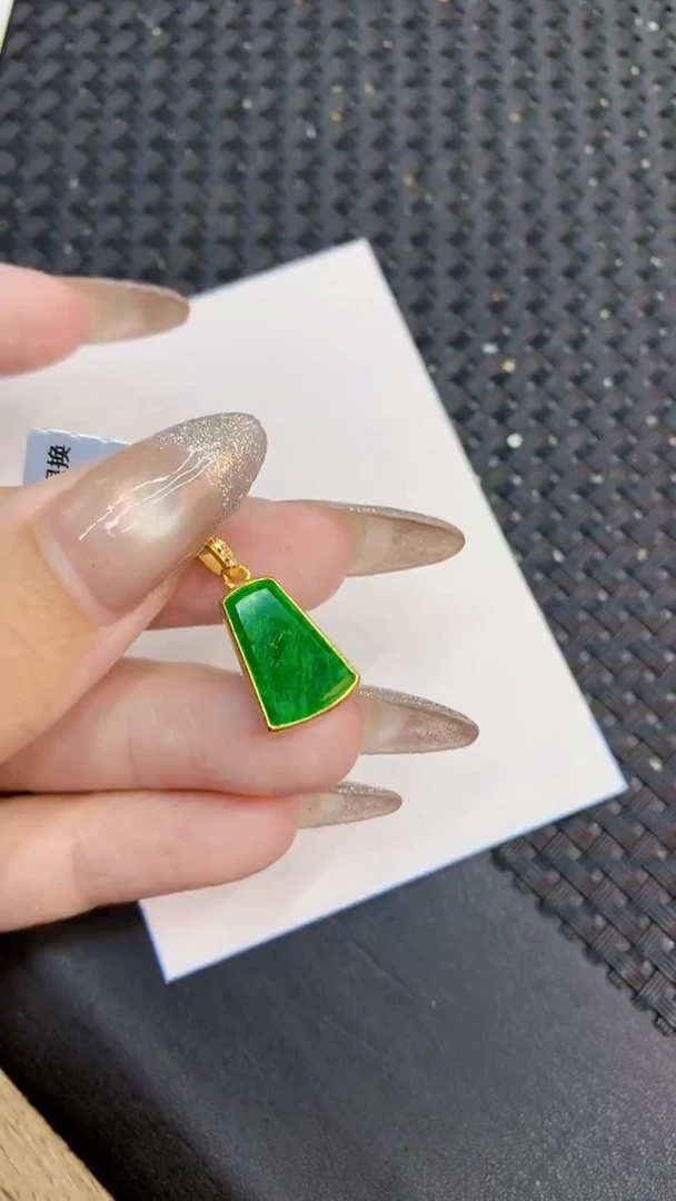 颈饰未镶嵌翡翠1