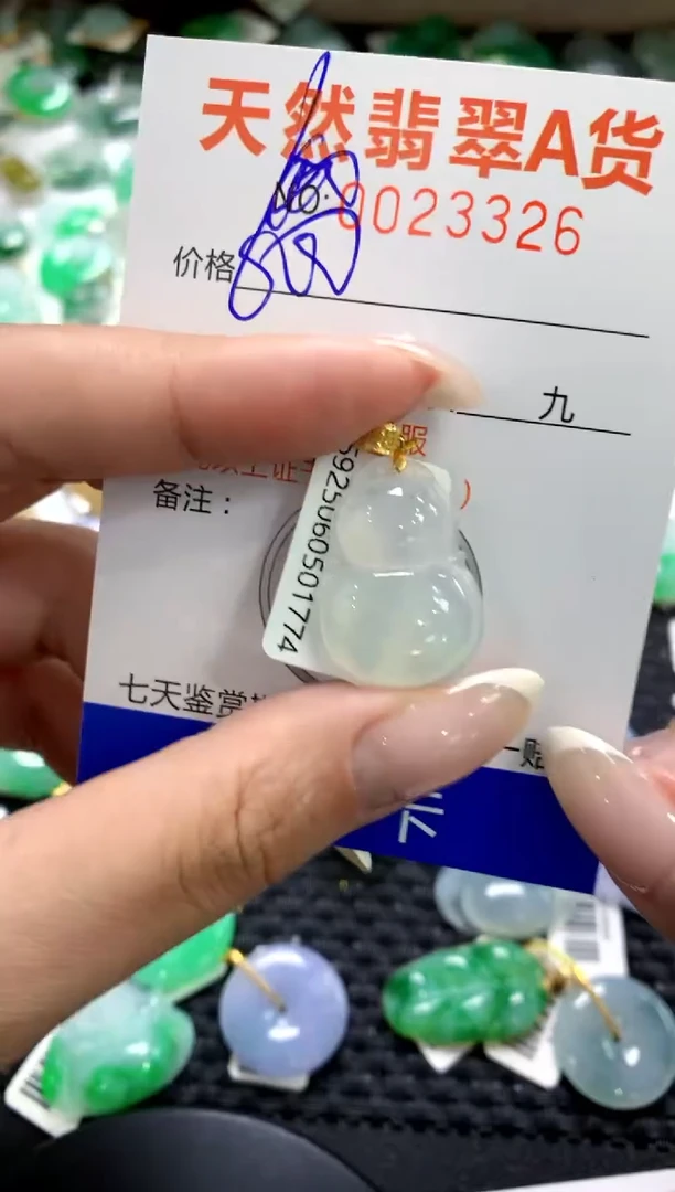 翡翠18K金镶嵌颈饰1111111111111111