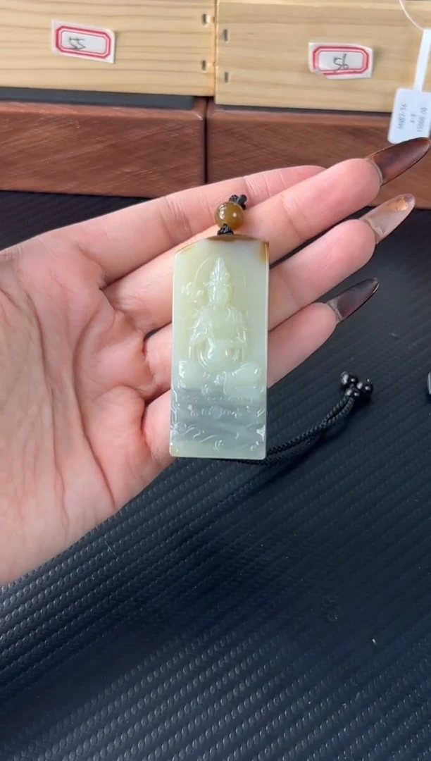 吊坠(赠链)未镶嵌和田玉若羌微色差