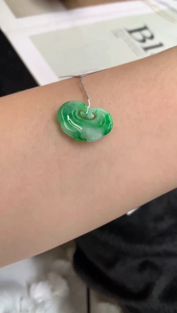 翡翠未镶嵌颈饰如意锁