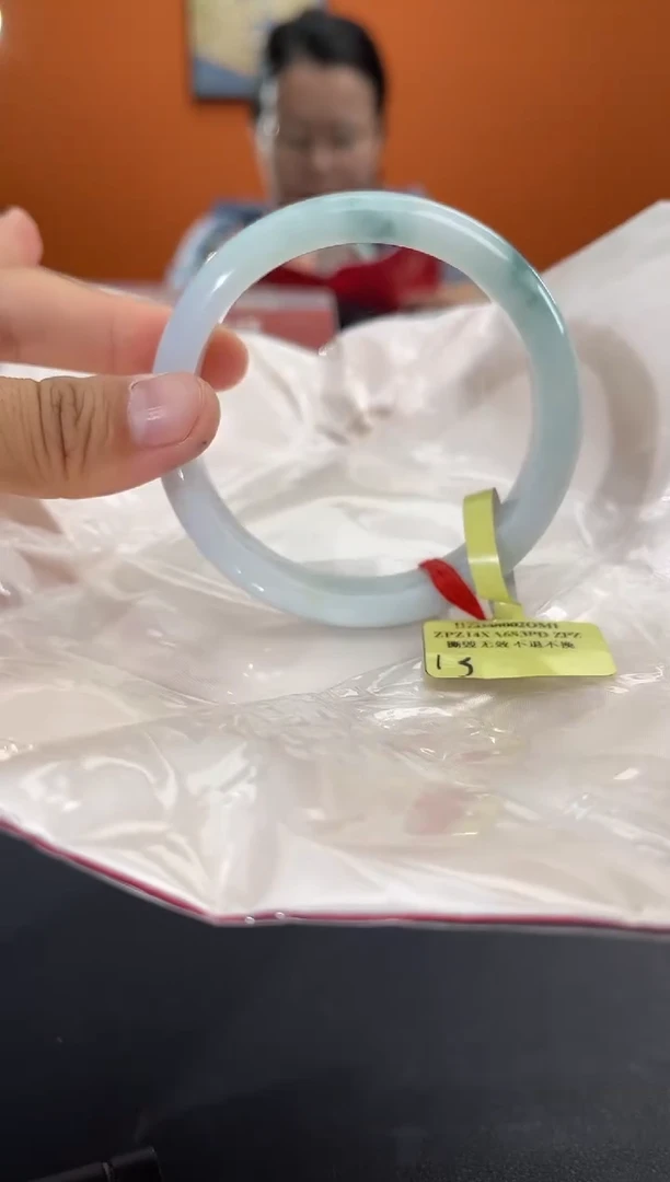 翡翠手镯未镶嵌翡翠手镯