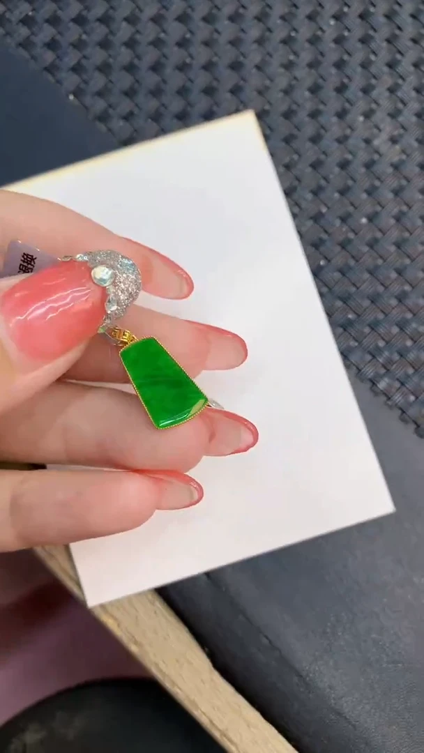 颈饰18K金镶嵌翡翠1