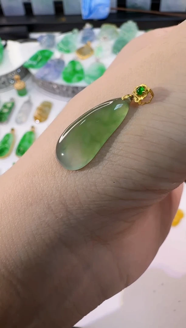 颈饰18K金镶嵌翡翠缅甸A货翡翠