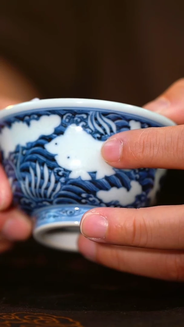 【不晓堂】柴窑青花海水鱼藻压手杯