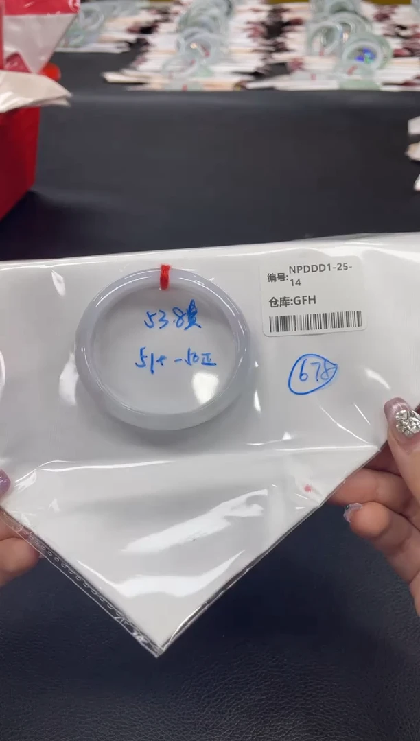 翡翠手镯未镶嵌翡翠手镯