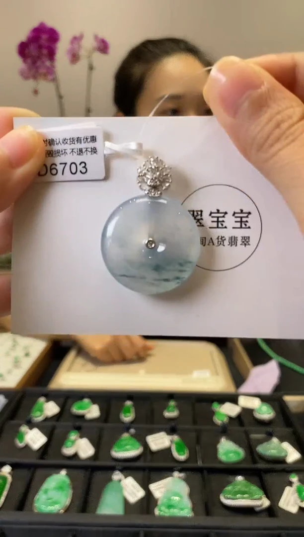颈饰18K金镶嵌翡翠D6703 平安扣 含运营费