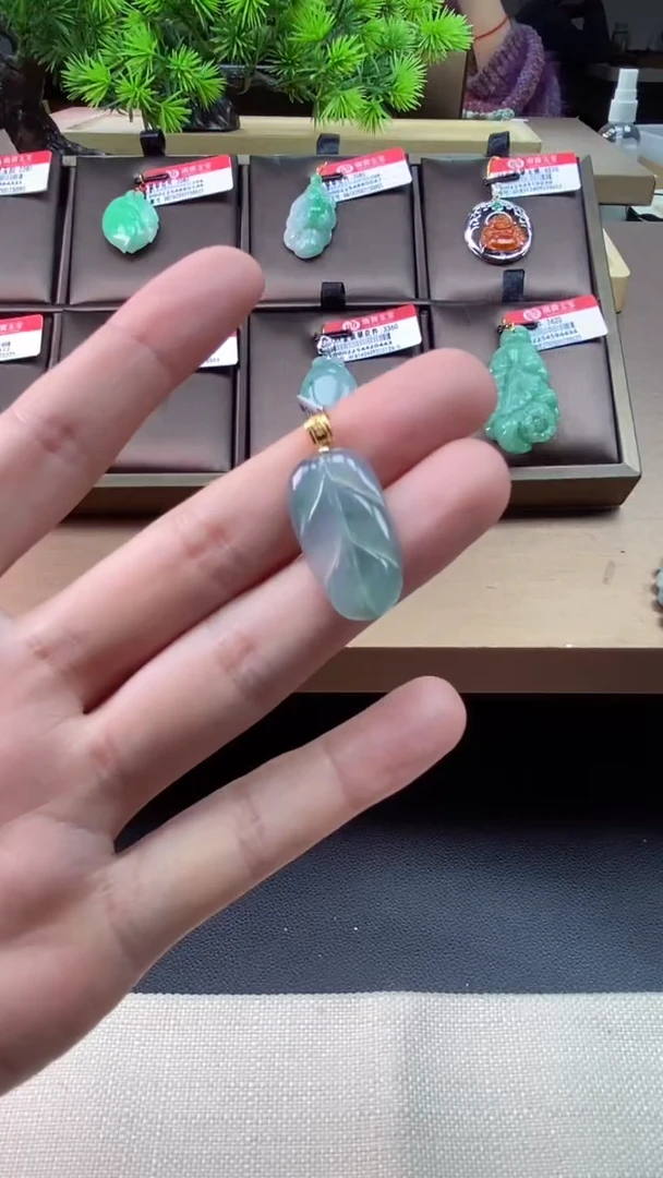 【闪购商品】翡翠颈饰18K金镶嵌叶子