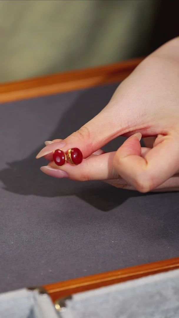 18K金镶嵌南红玛瑙耳饰原矿E5-2