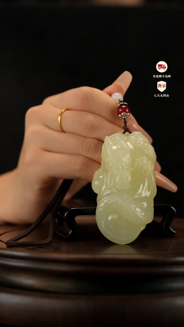 云南石竹叶青雕刻：龙腾四海手把件摆件挂件