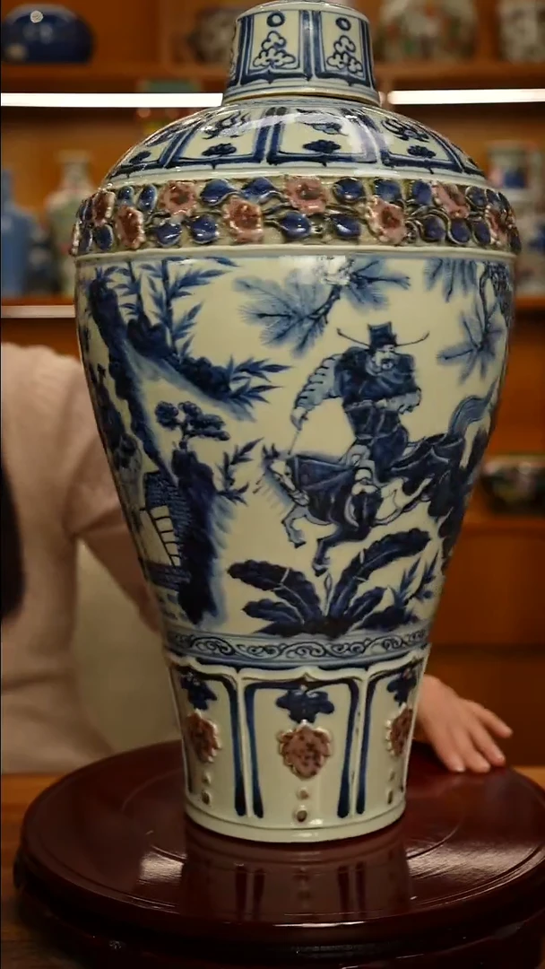 其他瓷青花萧何月下追韩信带盖梅瓶一只