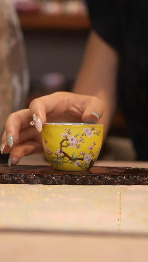 青花手绘釉上彩主人杯