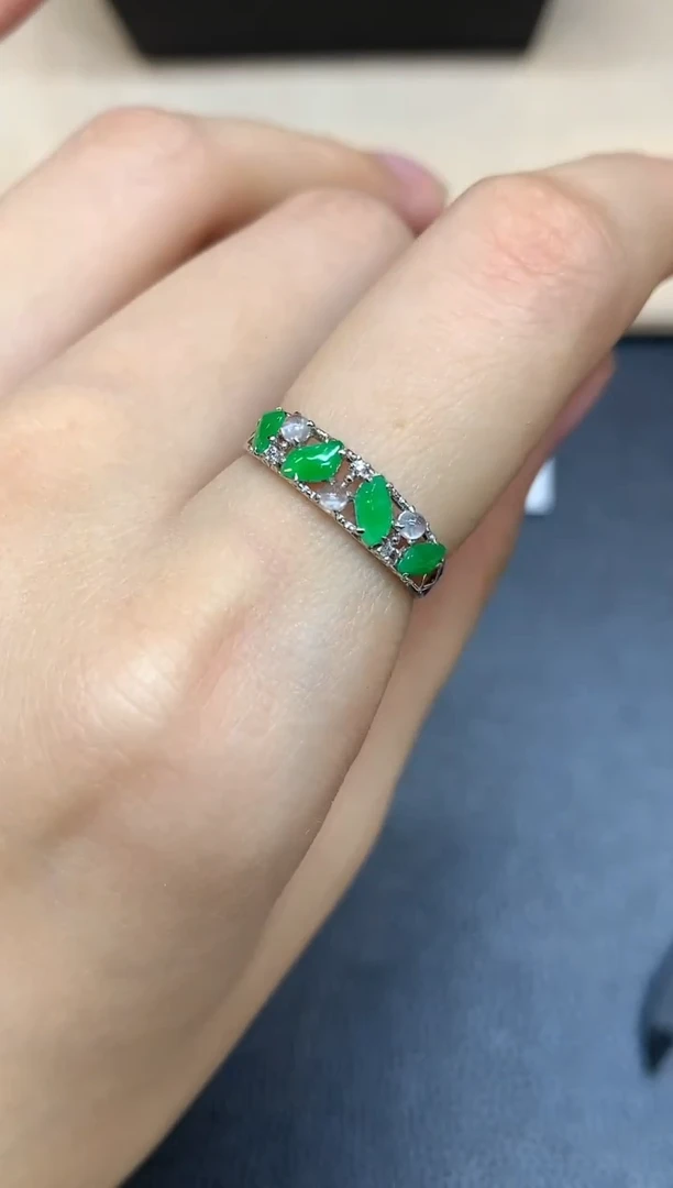 18K金镶嵌戒指翡翠随形【无服务费