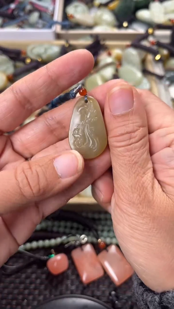 【闪购商品】和田玉颈饰未镶嵌多样性发货没有证书拍一发一有瑕