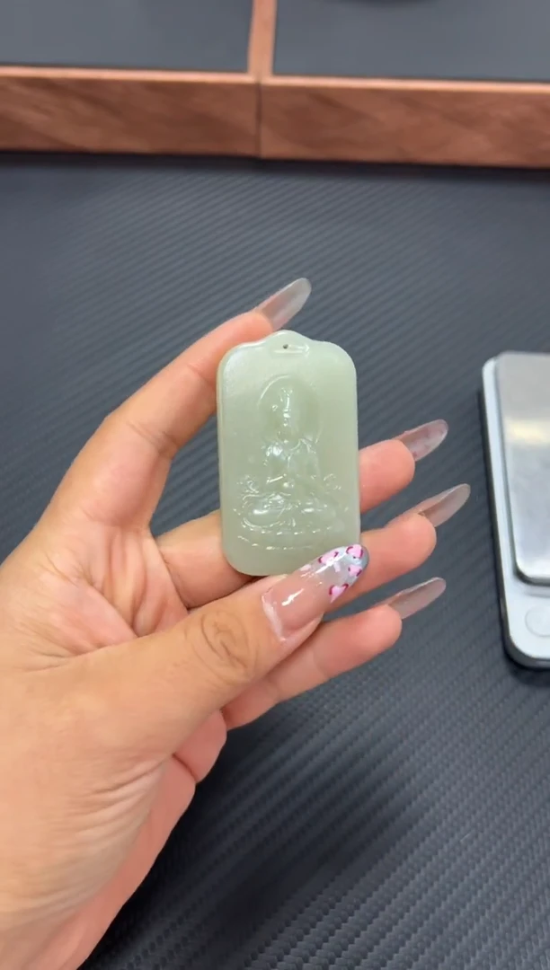 和田玉未镶嵌吊坠(赠链)且末微色差迪克兰二细 m坐莲观音