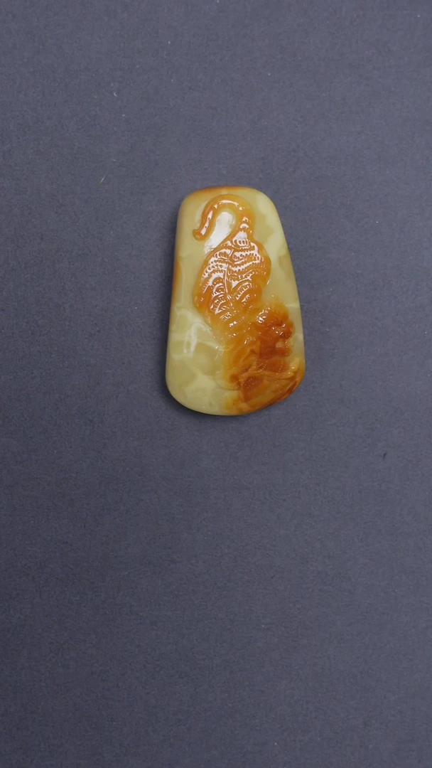 琥珀颈饰未镶嵌蜜蜡雕刻吊坠