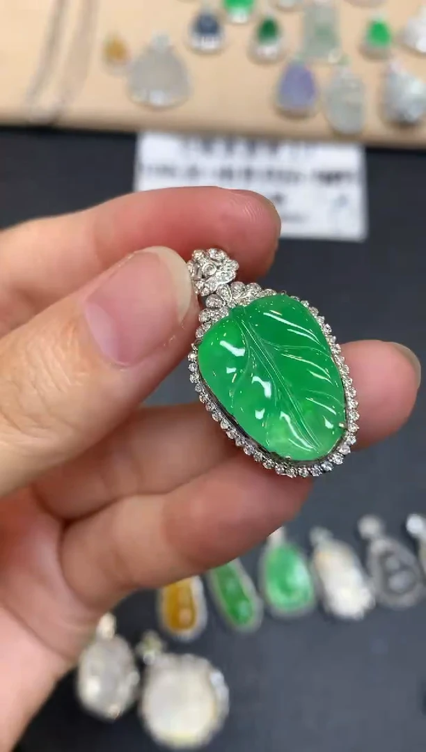 颈饰18K金镶嵌翡翠树叶【无服务费