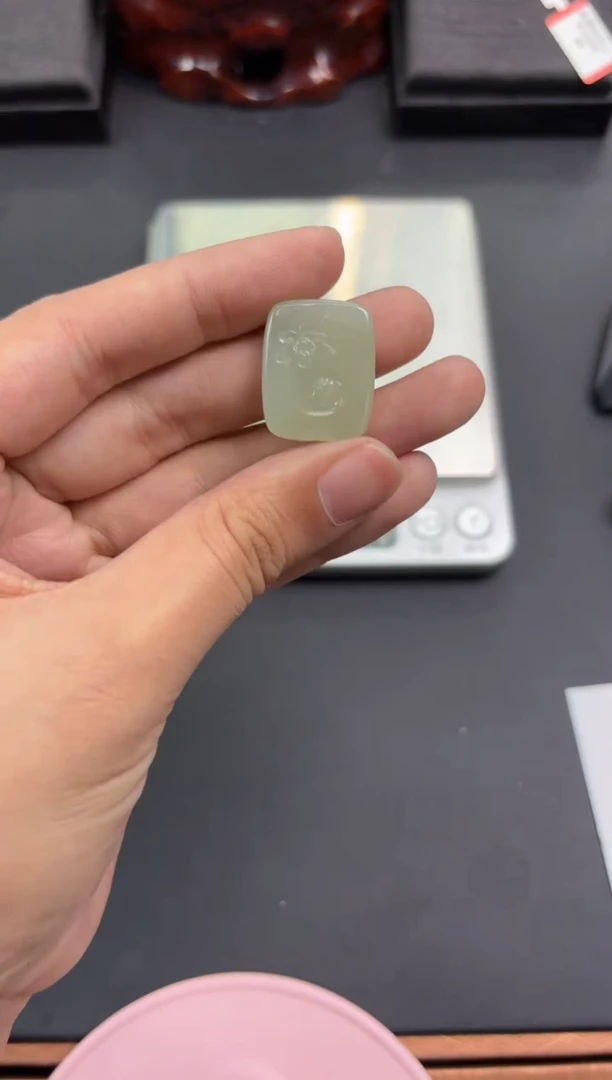 【闪购商品】和田玉吊坠(赠链)未镶嵌且末微色差近矿吊坠
