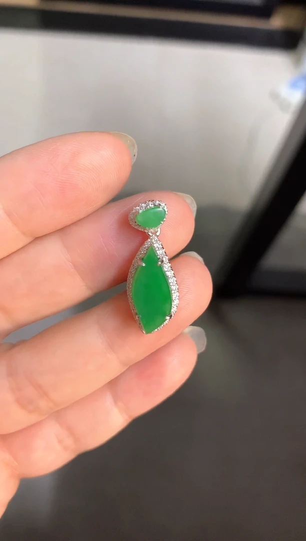 翡翠银S925镶嵌颈饰翡翠满绿随型吊坠