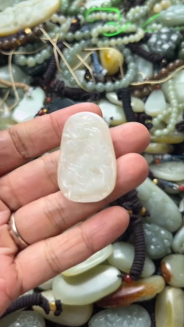 和田玉未镶嵌颈饰（多样性发一件）没有证书有瑕