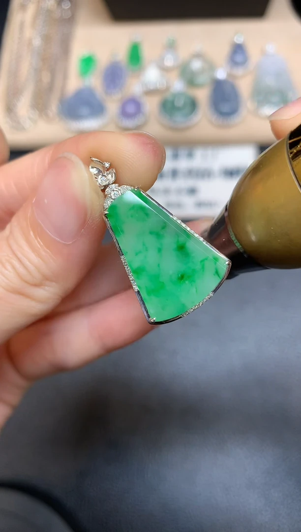 【闪购商品】翡翠颈饰18K金镶嵌【无服务费