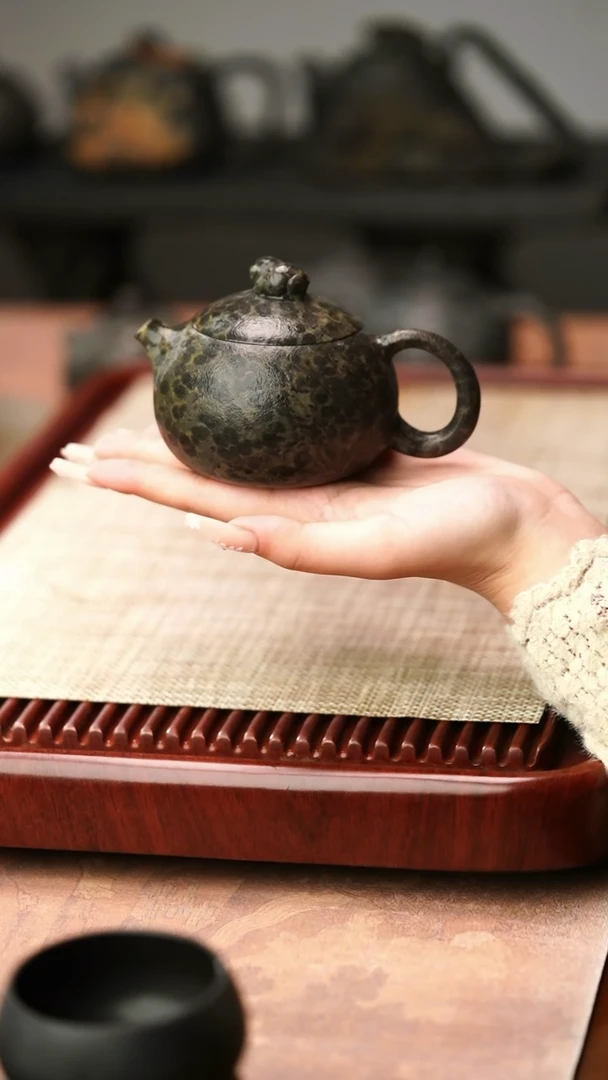 柯荣盛老师作品冰碛岩重工雕刻36孔金猪西施壶