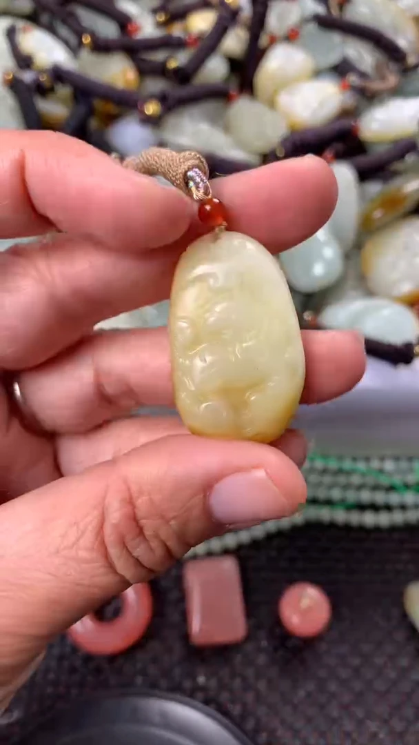 【闪购商品】和田玉颈饰未镶嵌多样性发货没有证书.拍一发一，有瑕