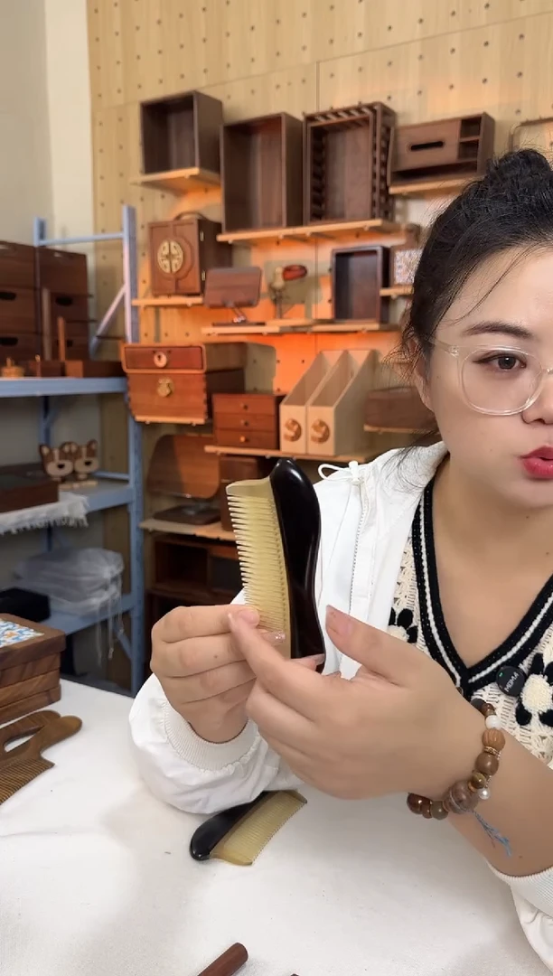 木紫光檀无柄细齿羊角梳子