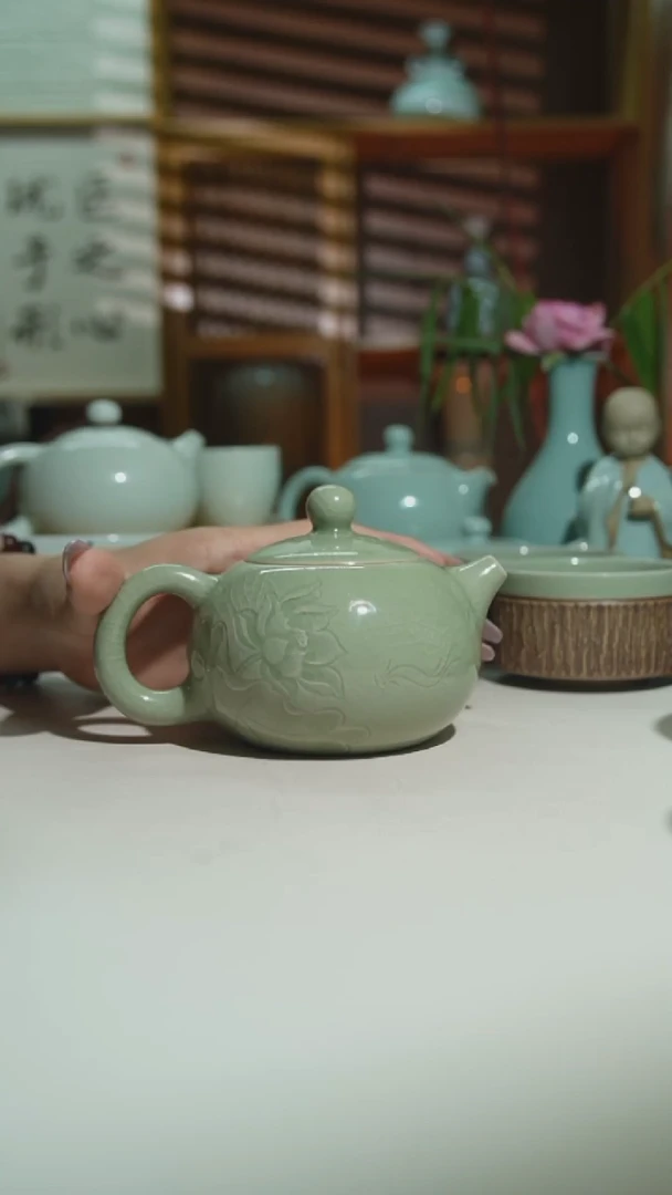 运圈豆绿手绘荷花壶二级一壶一杯