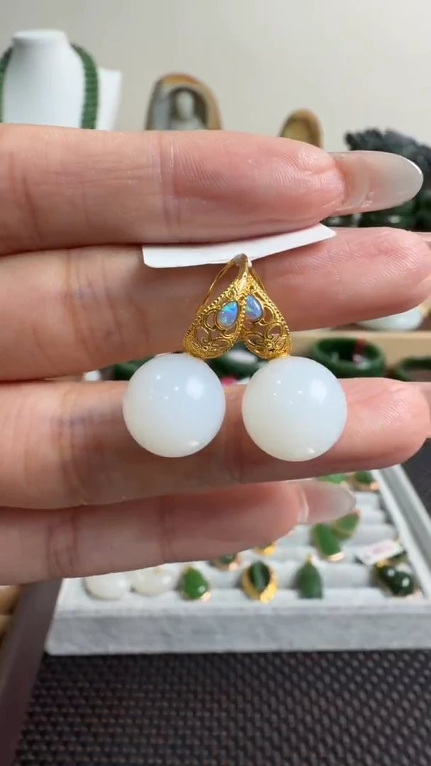 颈饰18K金镶嵌和田玉耳饰一对