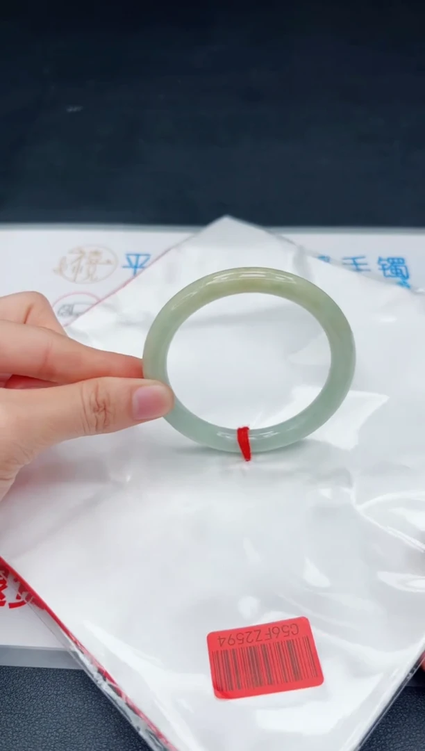 翡翠手镯未镶嵌，默认会有冰丝棉纹棉线，均需要有包容心