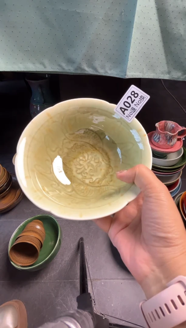 瓷片G*Xa028枣红花雕刻碗