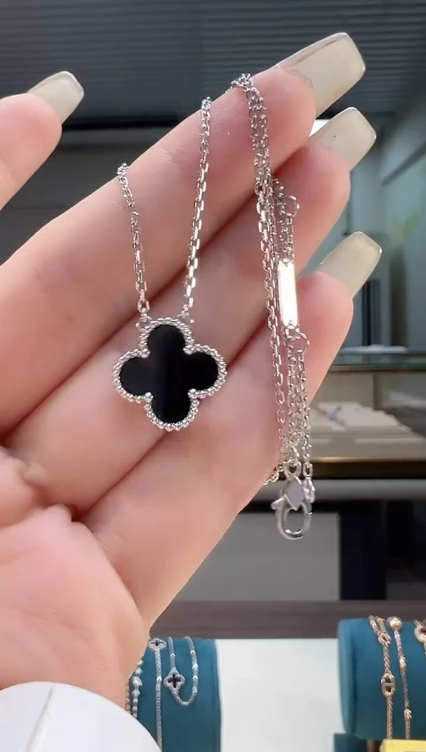 铂Pt950镶嵌套链玛瑙/玉髓熊猫四叶套链