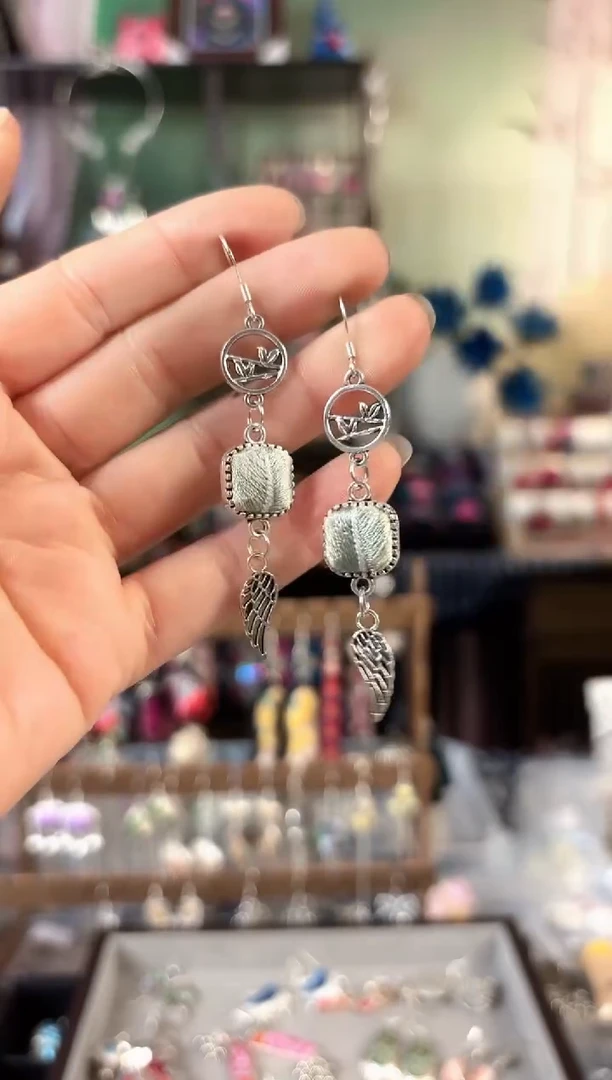 彩云南阁非遗老绣饰品668