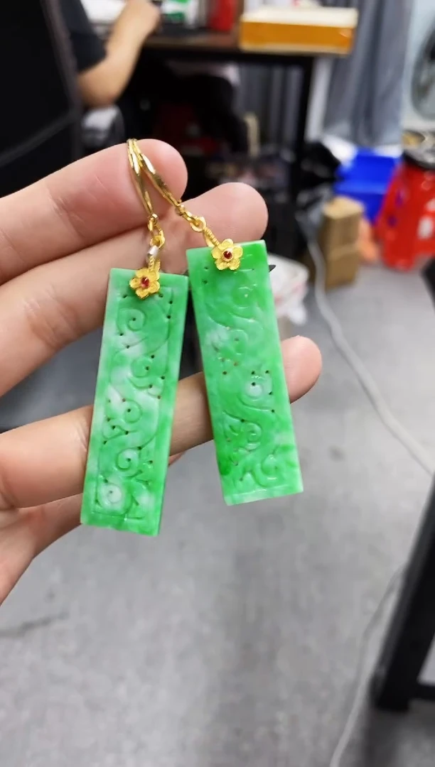 颈饰未镶嵌翡翠耳坠