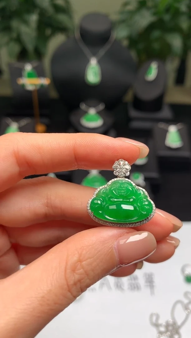 颈饰18K金镶嵌翡翠佛公