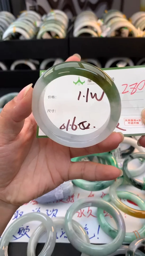 未镶嵌定制翡翠L**n毛货需精细抛光+多人