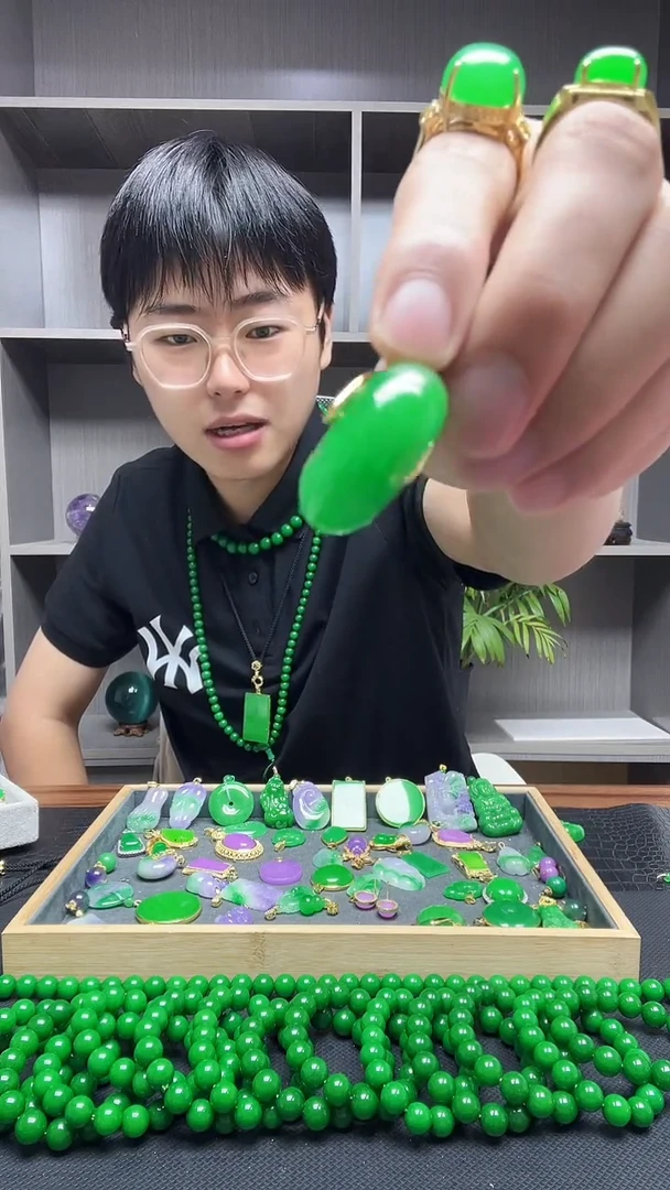 吊坠(赠链)14K金镶嵌翡翠美*子吊坠