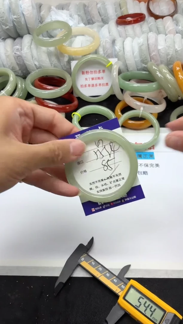 未镶嵌手镯石英质玉47
