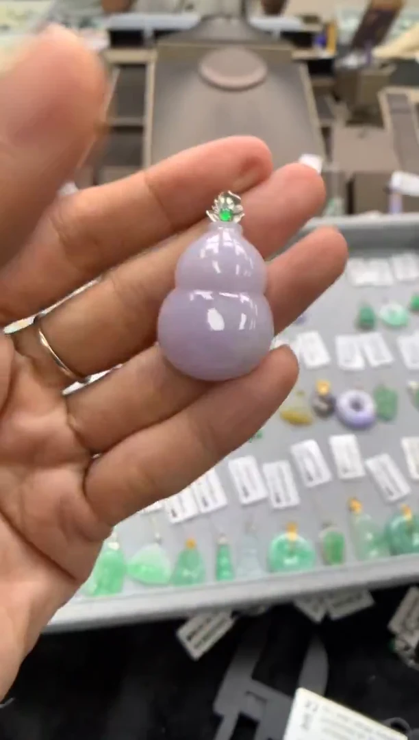 颈饰18K金镶嵌翡翠葫芦