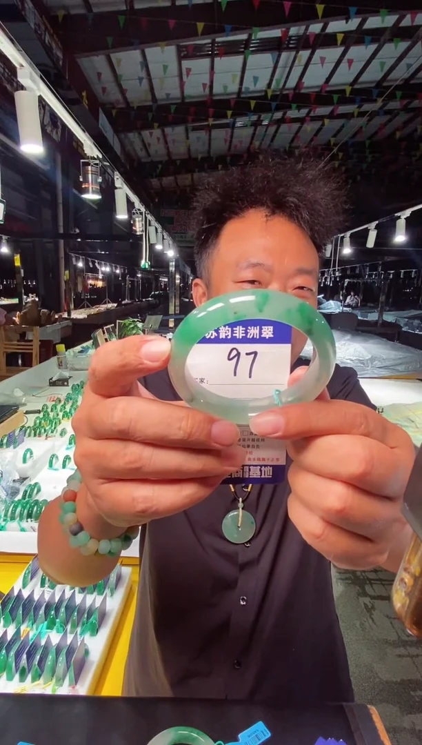 未镶嵌手镯石英质玉（非洲翠）57+