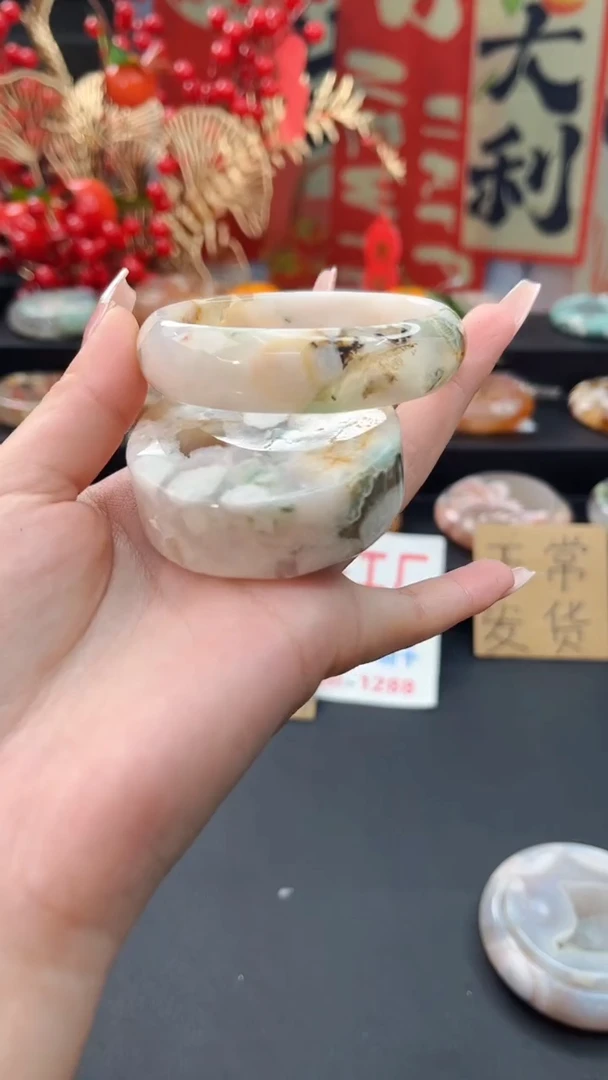 【闪购商品】石英质玉手镯未镶嵌赠送镯心（55圈口）无证书