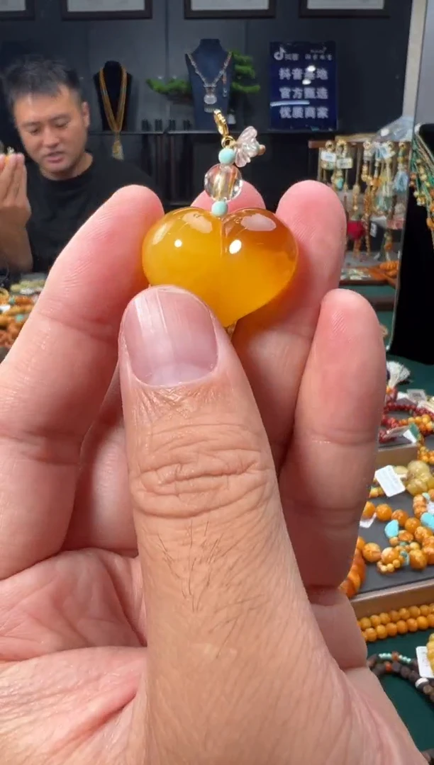 18K金镶嵌琥珀裸石焦皮料屁桃雕刻件吊坠-S34