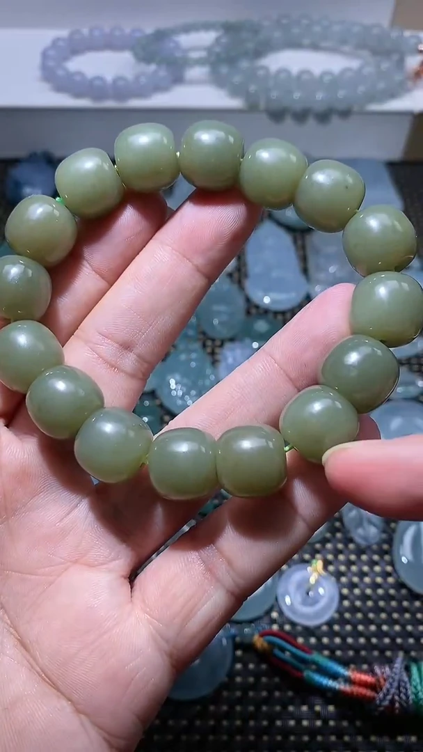 颈饰未镶嵌和田玉（糖玉）1