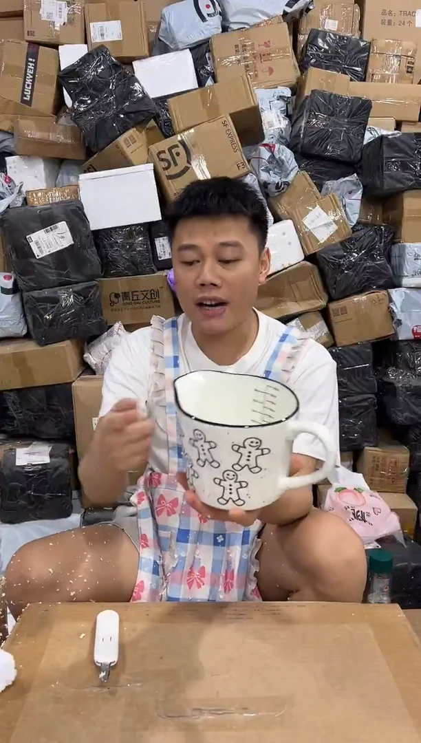 瓷片姜饼人奶壶
